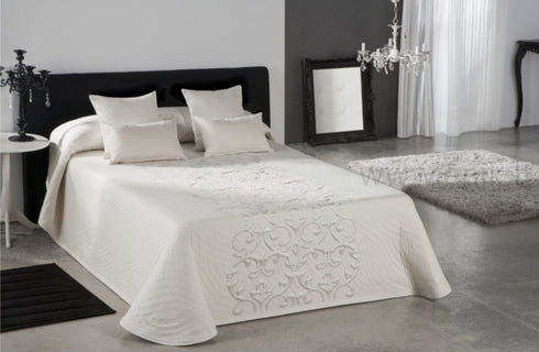 Dvipusė ornamentais dekoruota lovatiesė "Piano White", šilto pieno baltumo